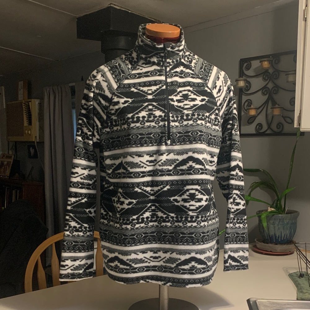 Eddie Bauer Women’s Black and White Pullover